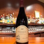 【シャンベルタン/ペロ ミノChambertin Grand Cru Vieilles Vignes 2005 Perrot Minot】偉大なヴィンテージ。なだらかな斜面の中腹辺りに位置する風通しの良い畑で、樹齢は50年以上。年間生産量は4樽ほどです。厚い表土は石灰岩などが堆積し、クロ ド ベーズと比べ石灰岩の比率が高く、洗練されたワインが造られます