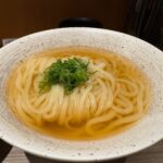 ワンビル【豊前裏打会 萬田うどん 天神】注文を受けてから切る、茹でる、こだわりの自家製麺。独自の熟成方法によって生み出された半透明な麺