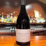 【シャルム シャンベルタン/オリヴィエ バーンスタインCharmes Chambertin Grand Cru 2016 Olivier Bernstein】シャルムとマゾワイエール シャンベルタンの2区画から、平均樹齢40年以上の樹木のみを選出しブレンド。輝く紫色、初めの香りは控えめだが、徐々に光沢のある熟したチェリーが香る。口当たりは上品でソフト、ダーク・フルーツに明るい赤いチェリーが加わったような味わい。存在感のあるシャルム・スタイルのブドウが感じられるテロワールを実によく表したワイン